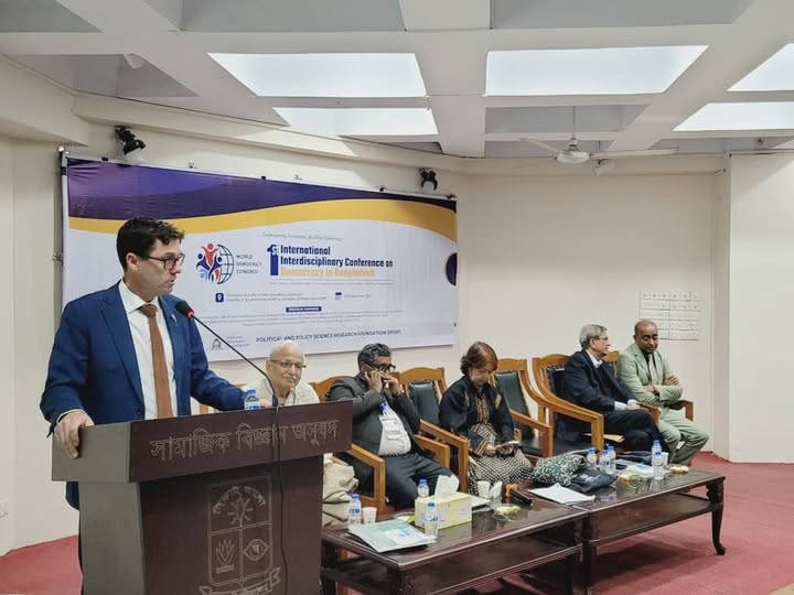 ওয়ার্ল্ড ডেমোক্রেসি কংগ্রেসের ২য় দিনে নরওয়ের রাষ্ট্রদূত Håkon Arald Gulbrandsen ক্লোজিং সেশনে বক্তৃতা করছেন।